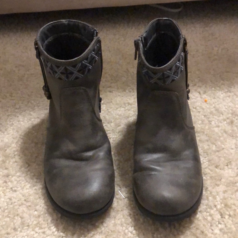 Grey Boots for kids wirh designs